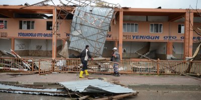 Antalya'da akıl almaz hortum! Bir çocuk hayatını kaybetti