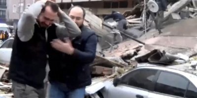 Yakını enkaz altında kalan bir vatandaşın çaresizliği