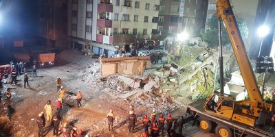 Çöken binanın yanındaki bina lazerle sürekli kontrol ediliyor