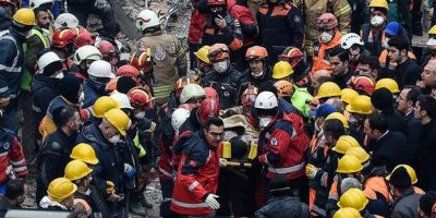 Kartal’da hareketli anlar! Bir kişi enkaz altından çıkarıldı
