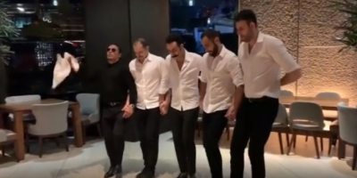 Nusret, New York’taki lokantasında halay çekti