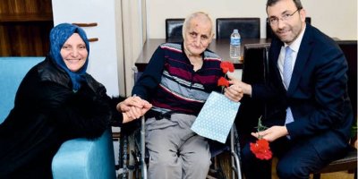 Ahmet Cin huzur evini ziyaret ederek yaşlıların dualarını aldı
