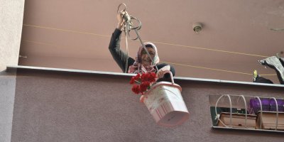 Ahmet Cin vatandaşların yoğun sevgisiyle karşılaşıyor