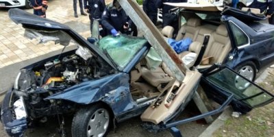 Korkunç kaza! Demir bariyer, sürücünün karnına kaplandı