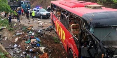 İki yolcu otobüsü çarpıştı: 60 kişi öldü