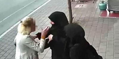 Çarşaflı kadına saldırı görüntüleri izle! Adana'da çarşaflı kadına saldıran kadın!