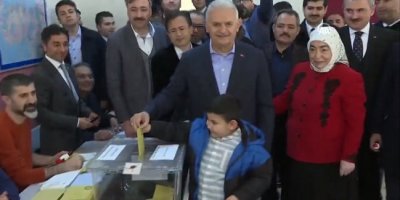 Siyasiler oylarını kullandı