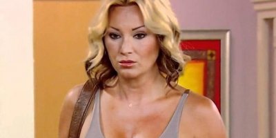 Pınar Altuğ'un sandık başındaki taytı olay oldu!