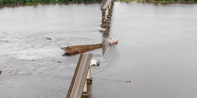 Feribot köprü ayaklarına çarptı, iki araç nehre uçtu
