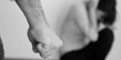 Eşini sopayla döverek öldürdü