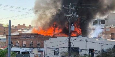 Amerika'da patlama sonucu bir bina çöktü