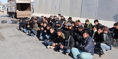 Kamyon kasasında 100 göçmen yakalandı