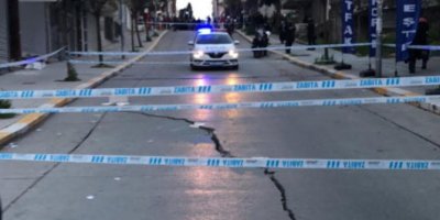 Esenyurt'ta çatlaklar nedeniyle cadde trafiğe kapatıldı