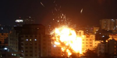 İsrail ordusu, Anadolu Ajansı'nın ofisinin bulunduğu binayı vurdu