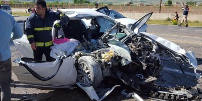 Korkunç kaza! Otomobille iş makinesi çarpıştı: Ölü ve yaralılar var