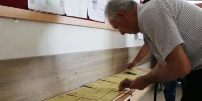 Oy kullanma işlemi devam ederken adaylıktan çekildi!