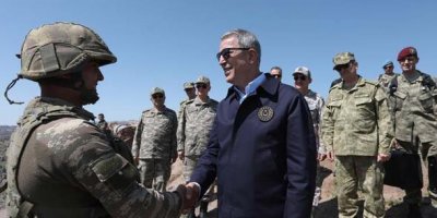 Milli Savunma Bakanı Hulusi Akar Pençe Harekatı için kritik bölgede!