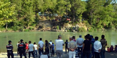 Akılalmaz olay! Suda çırpınan gencin yakınları şaka yaptığını sandı