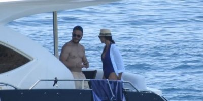 Kerem Bursin pina midyesi bulmak için dalış yaptı