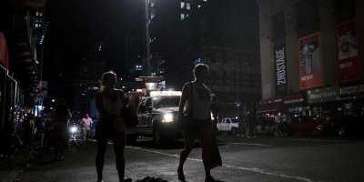 New York karanlıkta kaldı! Tepkiler çığ gibi büyüyor