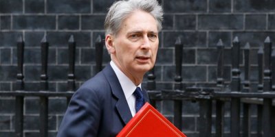 Johnson'ın Başbakan olması istifaları da beraberinde getirdi