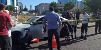 Korkunç olay! Aracın yanına yaklaşınca fark ettiler!