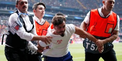 Liverpool-Chelsea maçında sahaya taraftar girdi! İşte o görüntüler