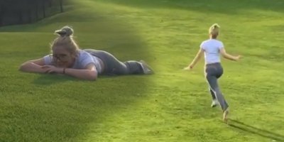 Aleyna Tilki çocukluk yıllarına geri dönerek çayır çimende yuvarlandı