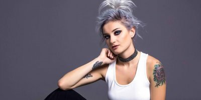 Şarkıcı Güliz Ayla'dan direk dansı şovu