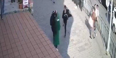 İstanbul'da skandal olay! Başörtülü genç kızlara saldırdı