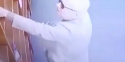 Koskoca büyükelçi +18 kitap çalarken yakalandı!