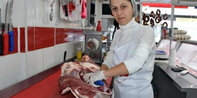 KOSGEB desteğiyle ilçenin ilk kadın kasabı oldu