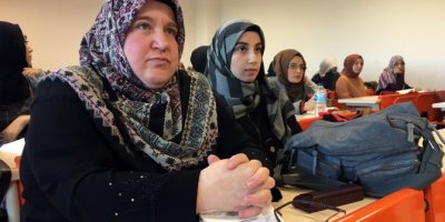 Anne, baba ve kızları aynı fakültede öğrenci