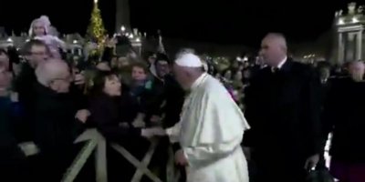 Papa'yı bir kadın taciz etti! O anlar kameralara böyle yansıdı