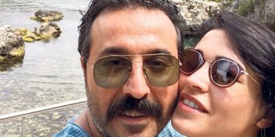 Mustafa Üstündağ ile Ecem Özkaya boşandı!