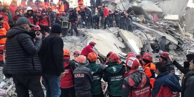 Elazığ'da bir kişi 12 saat sonra enkazdan çıkarıldı