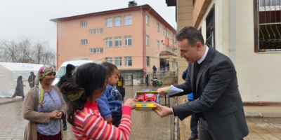 Amasya’dan Elazığlı depremzede çocuklara yüzlerce oyuncak ve mektup