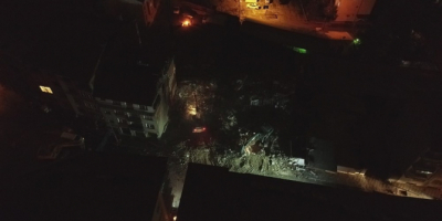 Elazığ’da ağır hasarlı binaların yıkımı geceleri de devam ediyor