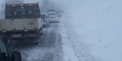 Ağrı'da yola çığ düştü