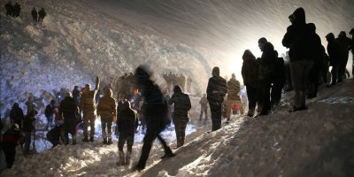 Van'da arama kurtarma ekiplerinin üzerine çığ düştü