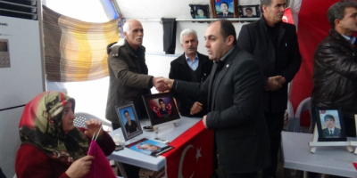 Şehit yakınları ve gazilerden evlat nöbetindeki ailelere ziyaret