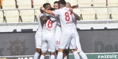 Antalyaspor 10 kişi kaldığı, Malatya deplasmanında Lukas Podolski ile güldü