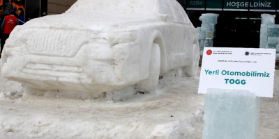 Yerli otomobilin buzdan heykelini yaptılar