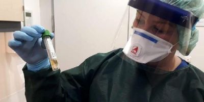 Koronavirüs hastalarına bakan Türk hemşire, 60 yaş üstü kişileri uyardı