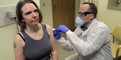 Koronavirüs'te bir ilk yaşandı! İlk aşı denemesi kameralar önünde yapıldı