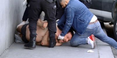 Esenyurt'ta alkollü adam metrobüs durağında soyundu