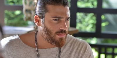 Can Yaman'dan 50 aileye gıda paketi yardımı