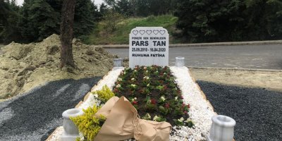 Ebru Şallı oğlunun mezarına bileklik ve çiçek bıraktı