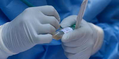 İngiltere'de Kovid-19 aşısı insanlar üzerinde denenecek