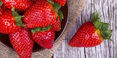 Çilekleri tuzlu suda bekletirseniz ne olur? Bu deney sosyal medyada viral oldu!